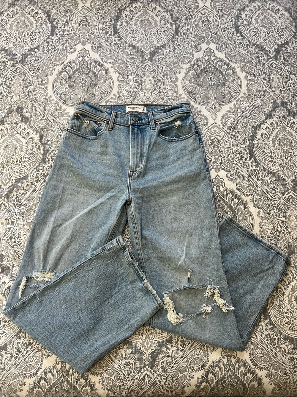 263 - Abercrombie & Fitch Women’s Relaxed 90’s High Rise Jeans